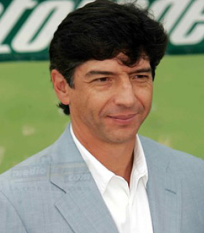 Miguel España, Aclamado futbolista de los 80s, 90s y principios del nuevo siglo.
