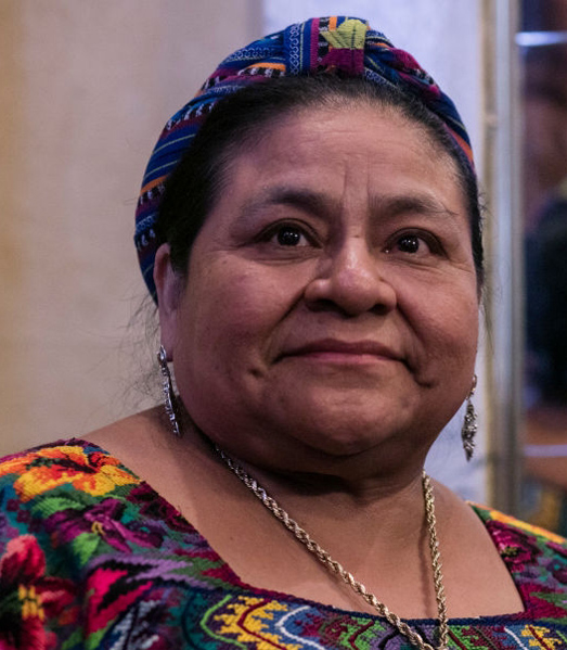 Rigoberta Menchu es una líder indígena guatemalteca, miembro del grupo maya quiche, defensora de los derechos humanos, embajadora de buena voluntad de la UNESCO  y ganadora del Premio Nobel de la Paz (1992) y el Premio Príncipe de Asturias de Cooperación Internacional (1998).