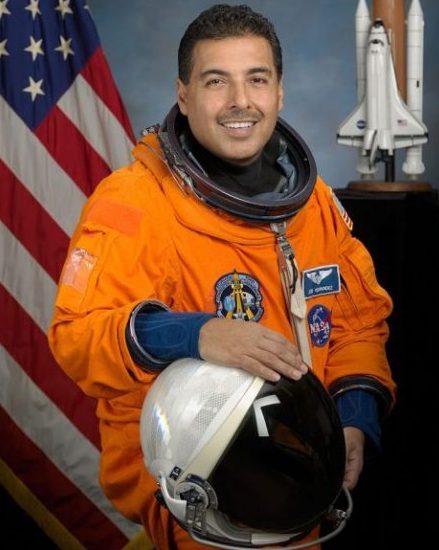 José Hernández, astronauta méxico-americano, especialista de misión de la NASA.